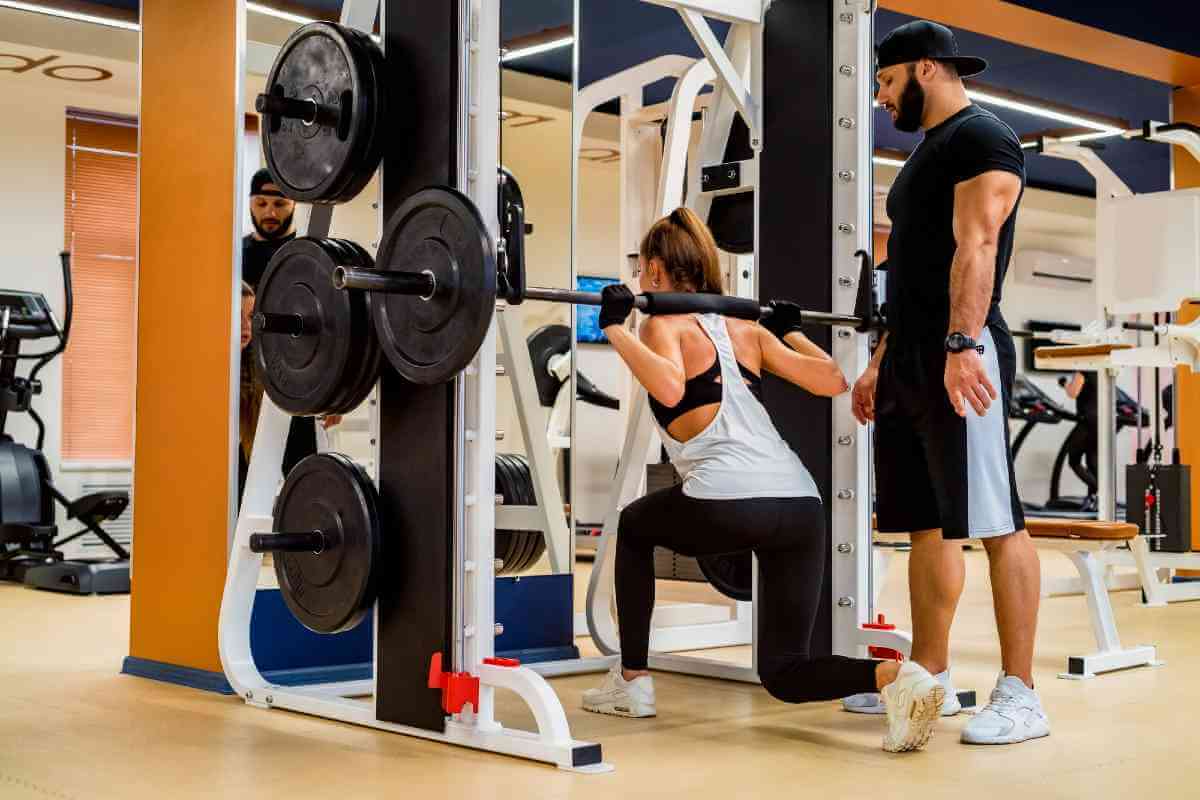 woman doing lunges on the smith machine